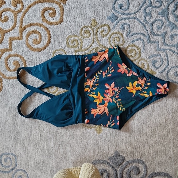 Cupshe Ladies One Piece Swim - Picture 3 of 5